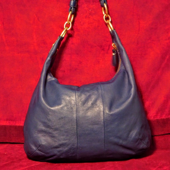 Elegant Coach Navy Leather Shoulder Bag - Picture 3 of 6